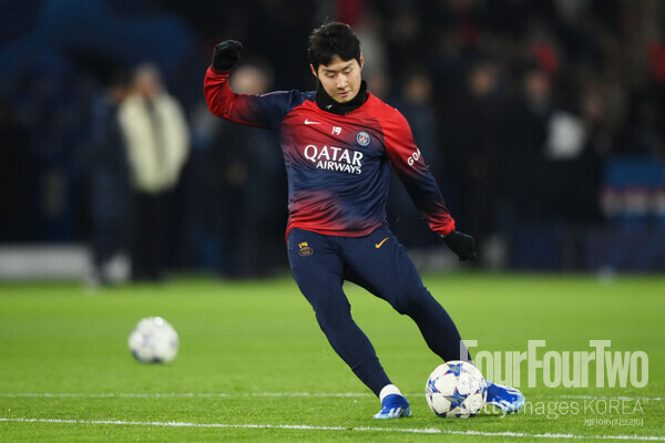 사진=게티이미지. 파리 생제르맹(PSG) 소식을 전하는 'PSG 리포트'에 따르면, 엔리케 감독은 최근 이강인에 대해 극찬을 쏟아냈다. 그는 '이강인은 내가 PSG에 합류할 때부터 팀에 있던 선수다. 나는 스페인 라리가에서부터 그를 잘 알고 있었다. 그는 뭔가 다른 능력을 지닌 특별한 선수다. 그는 미드필드와 공격 전 지역을 소화할 수 있는 능력이 있으며 우리가 생각하는 플레이 스타일과 잘 맞는다. 그는 볼을 갖고 있을 때 지능적이며 그렇지 않을 때도 똑똑하다. 그는 여러 포지션에서 뛸 수 있으며 다재다능하다. 그는 신체적으로 강하고, 기술적으로 뛰어나다. 그를 PSG에 둘 수 있어 정말 행복하다"라고 밝혔다.