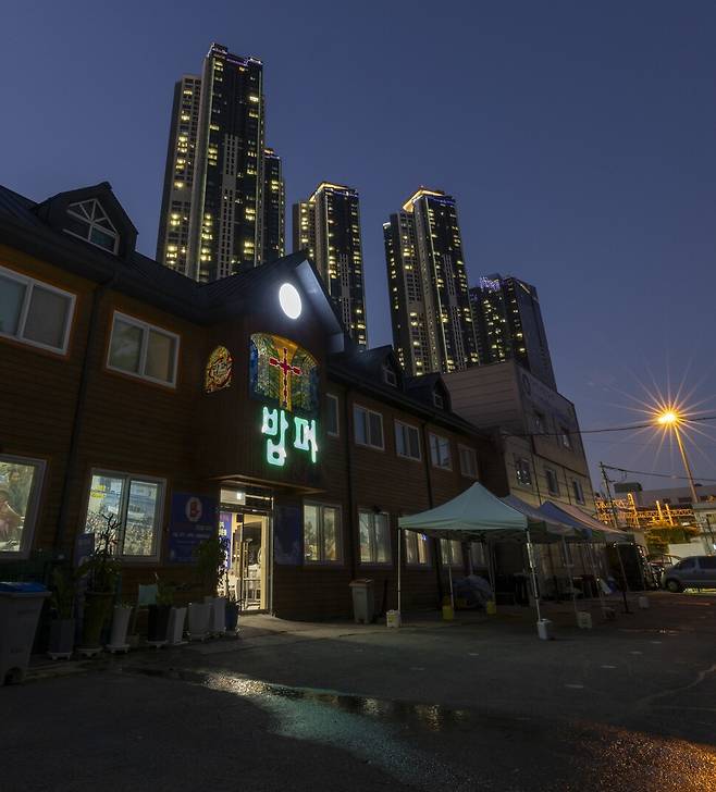 지난달 26일 밤 서울 동대문구 ‘밥퍼나눔운동본부’ 건물 뒤로 초고층 주상복합 아파트들이 보인다. 김진수 선임기자 jsk@hani.co.kr