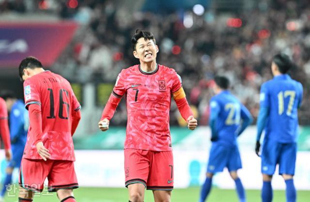 손흥민이 지난 3월 21일 서울 마포구 서울월드컵경기장에서 열린 2026 FIFA 북중미 월드컵 아시아 2차 예선 C조 4차전 태국과 경기에서 득점 후 기뻐하고 있다. 최주연 기자