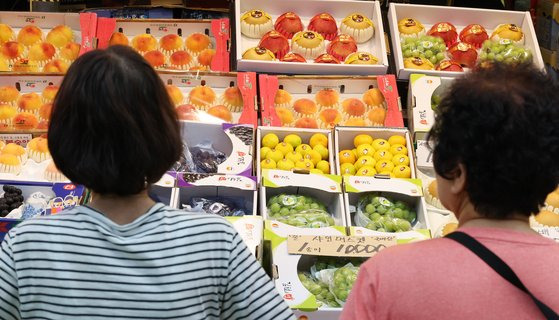 서울 마포구 망원시장을 찾은 시민이 과일을 구매하고 있다. 뉴스1