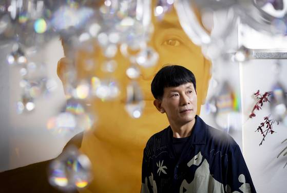 의상 작업실과 집을 오가는 단순한 삶 속에서 오히려 건강한 상상력과 에너지를 얻는다는 패션 디자이너 장광효. 최영재 기자