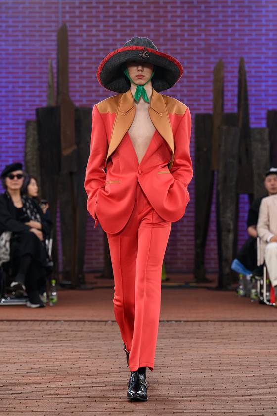 지난 9월 4일 열렸던 패션쇼에서 2025년 봄여름 의상으로 선보인 ‘장광효 카루소’ 컬렉션. [사진 장광효 카루소]