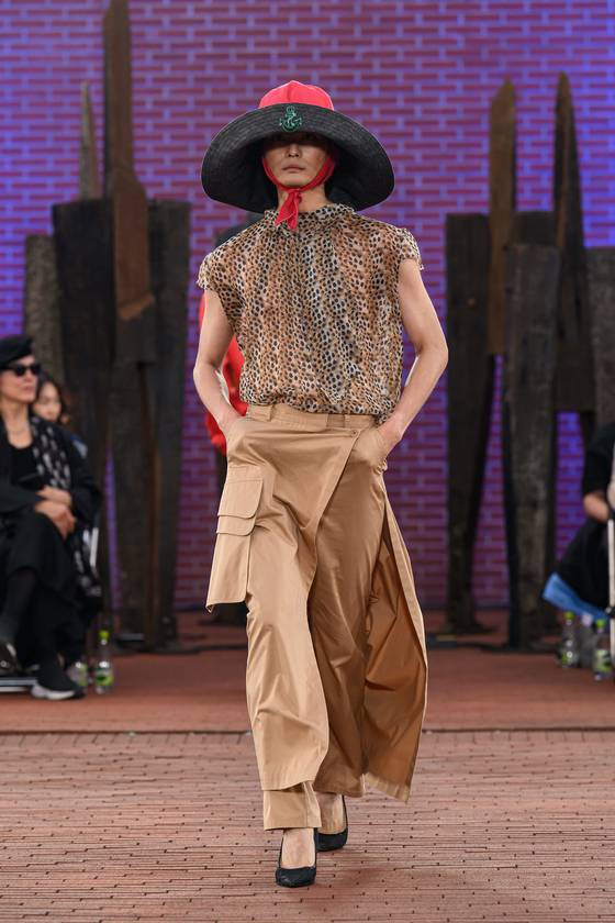 지난 9월 4일 열렸던 패션쇼에서 2025년 봄여름 의상으로 선보인 ‘장광효 카루소’ 컬렉션. [사진 장광효 카루소]