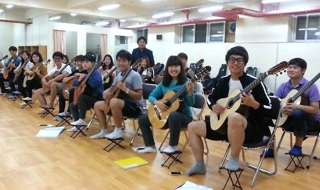 ▲클래식 기타리스트 서만재 교수가 한국교원대학교에서 학생들을 지도하는 모습