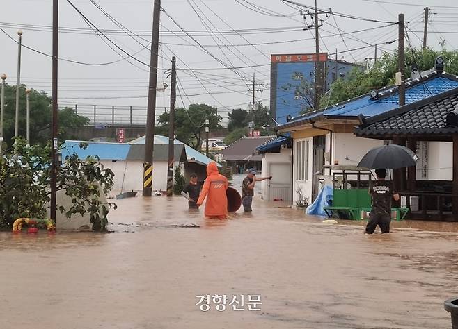 21일 오후 전남 해남군 문내면 한 마을이 폭우로 침수돼 관계 당국이 구조 작업을 진행하고 있다. 전남도소방본부 제공.