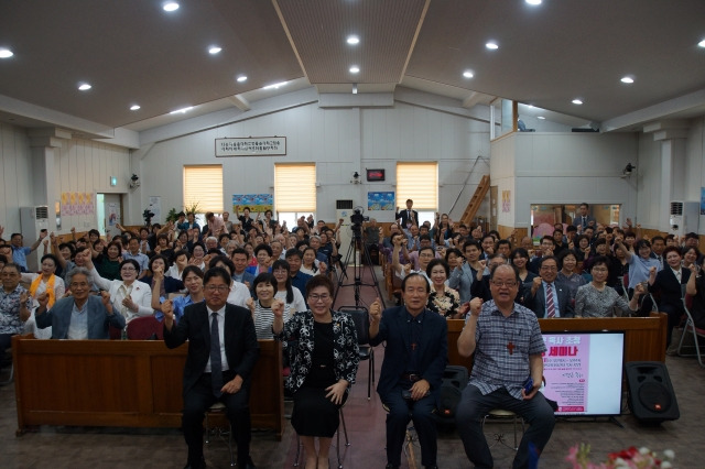 지난 11일 부산 강서구 순복음강변교회에서 열린 성경세미나에서 오전 강의를 마치고 이경은(앞줄 왼쪽 두 번째) 순복음진주초대교회 목사와 참석자들이 단체 기념촬영을 하고 있다.