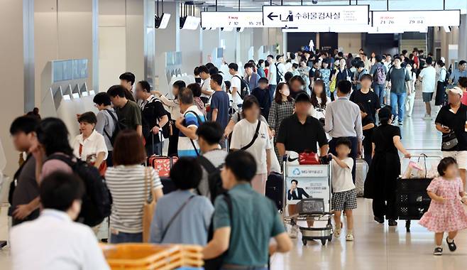 추석 연휴가 시작된 14일 서울 강서구 김포공항 출국장에서 시민들이 탑승수속을 위해 이동하고 있다.[사진제공=연합뉴스]