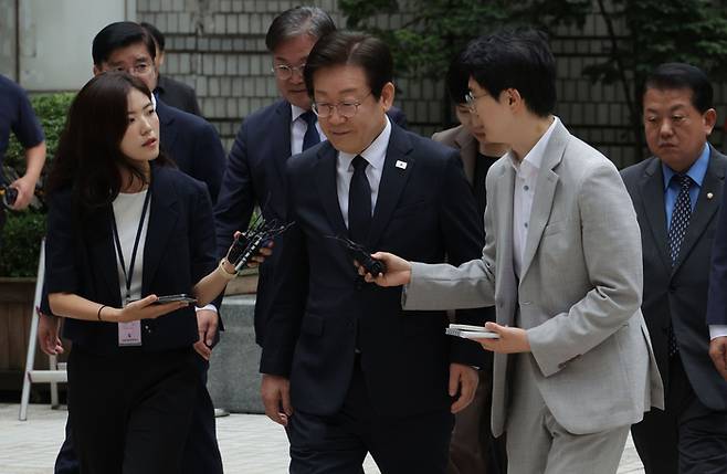 ‘김문기·백현동 의혹’ 관련 허위 발언 혐의로 기소된 더불어민주당 이재명 대표가 지난 20일 서울 서초구 서울중앙지법에서 열리는 공직선거법 위반 1심 결심 공판에 출석하고 있다. [이승환 기자]