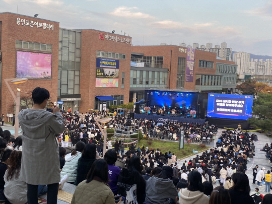 경기 용인시 수지구에 자리한 공연장 용인포은아트홀 앞 아르피아광장에서 주민들이 야외 공연을 관람하고 있다. 용인문화재단 제공