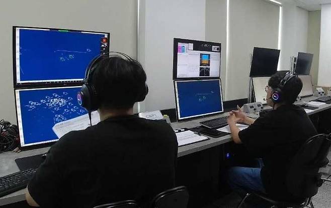 통합시뮬레이션 실험실의 기능인 가상 항공기와 ADS-B 송신기를 설치한 실제 비행하는 기체 간의 충돌 회피 시험을 하고 있는 모의 관제사들.[인하대학교 제공]