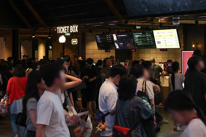 추석 연휴 마지막 날인 18일 오후 서울 용산구 CGV 용산아이파크몰이 관람객으로 붐비고 있다. [연합]