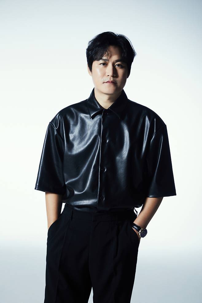 넷플릭스 오리지널 영화 ‘무도실무관’에서 주인공 이정도(김우빈 분)의 성장을 돕는 김선민 보호관찰관을 연기한 배우 김성균을 20일 서울 종로구 삼청동 한 카페에서 만나 인터뷰했다. 넷플릭스 제공.