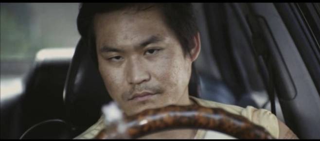 김성균은 2012년작인 영화 ‘이웃사람’에서 잔혹한 사이코패스 살인마를 연기했다. 영화 ‘이웃사람’ 캡쳐.