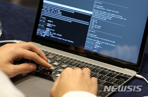 [서울=뉴시스] 해킹방어대회 코드게이트에 참가한 한 참여자가 코딩을 하고 있다. (사진=뉴시스 DB)