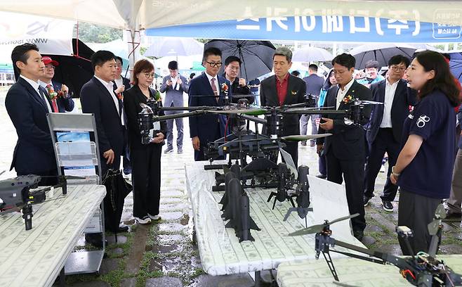 21일 경북 포항시 북구 영일대 해수욕장 일대에서 열린 '2024 전국 드론 낚시 & 축구 대회'에서 정희택 세계일보 사장, 이강덕 포항시장, 양금희 경북도 경제부지사 등 참석 내빈들이 행사에 참여한 드론 업체의 제품을 살펴보고 있다. 포항=남정탁 기자