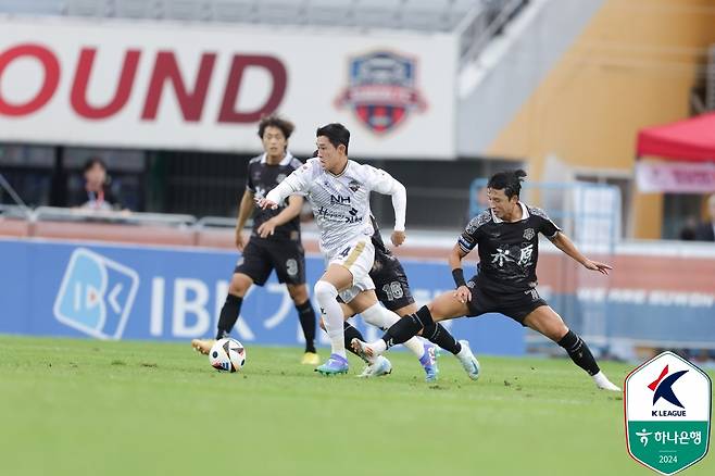 이동경(가운데). /사진=한국프로축구연맹 제공