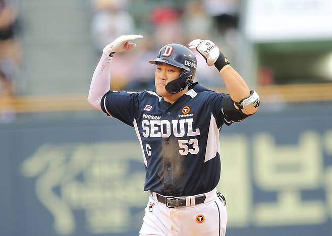 두산 주장 양석환이 9월 21일 잠실 LG와의 더블헤더 1차전에서 8회 초 쐐기 스리런 아치를 그린 뒤 베이스를 돌고 있다. 두산 베어스