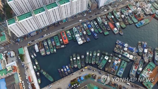 수리조선소 몰린 부산 대평동 깡깡이마을 (부산=연합뉴스) 근대 조선업 발상지이자 수리조선 산업의 출발지인 부산 영도구 대평동 깡깡이 마을 전경. 2017.10.17 [깡깡이예술마을사업단 제공=연합뉴스] wink@yna.co.kr