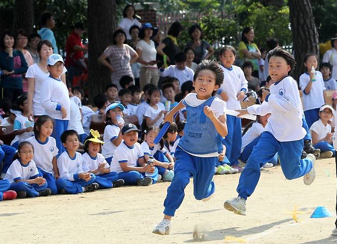 강릉시 동명초등학교 운동회에서 어린이들이 박진감 있게 이어달리기하고 있다. 2011년 [연합뉴스 자료사진]