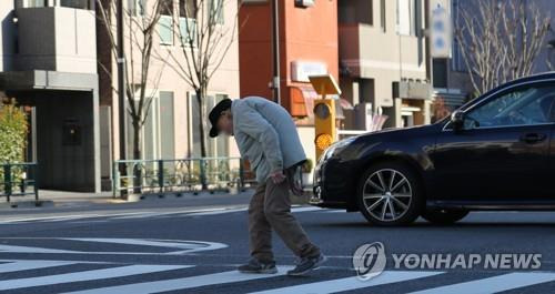 횡단 보도를 건너는 일본의 한 노인  [연합뉴스 자료사진, 촬영 이세원]