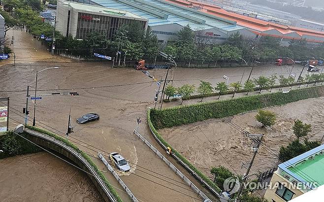 물에 잠긴 부산 강서구 도로 (부산=연합뉴스) 21일 오전 부산 강서구 지사동 일대 도로가 폭우로 인해 물에 잠겨 있다. 2024.9.21 [독자제공. 재판매 및 DB금지] ready@yna.co.kr