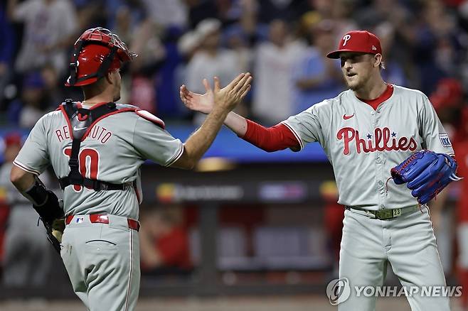 하이 파이브 하는 필라델피아 제프 호프만(오른쪽)과 JT 리얼무토 [AP=연합뉴스]