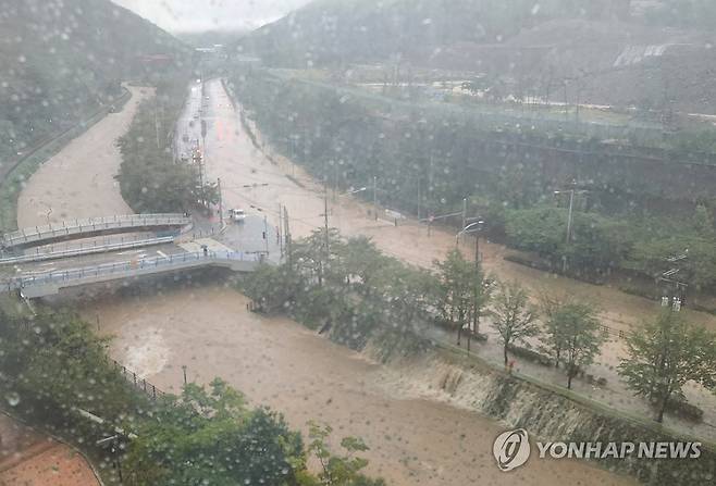 물에 잠긴 부산 강서구 도로 (부산=연합뉴스) 21일 오전 부산 강서구 지사동 일대 도로가 폭우로 인해 물에 잠겨 있다. 2024.9.21 [독자제공. 재판매 및 DB금지] ready@yna.co.kr