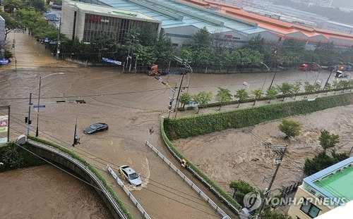 물에 잠긴 부산 강서구 도로 [독자제공. 재판매 및 DB 금지]