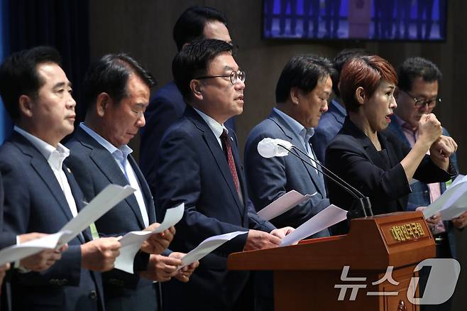 서범수 국민의힘 의원과 이순걸 울주군수 및 울산시의원, 울주군의원들이 20일 오전 서울 여의도 국회 소통관에서 MBK파트너스의 고려아연 공개매수에 대한 입장을 밝히는 기자회견을 하고 있다. 2024.9.20/뉴스1 ⓒ News1 이광호 기자