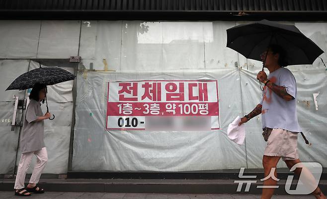 고금리 장기화와 경기 침체로 개인사업자(자영업자) 대출 연체율이 9년 6개월 만에 최고치를 기록했다. 16일 금융감독원에 따르면 5월 개인사업자 연체율은 전달보다 0.08%포인트 올라 0.69%를 기록했다. 2014년 11월 0.72% 이후 9년 6개월 만에 최고치다. 상승폭도 전월 (0.07%포인트) 대비 더 확대됐다. 중소법인 연체율도 전달보다 0.05%포인트 뛰어 0.75%를 기록했다. 사진은 이날 서울 종로의 한 대로변 건물에 임대 안내문이 붙어 있는 모습. 2024.7.16/뉴스1 ⓒ News1 임세영 기자