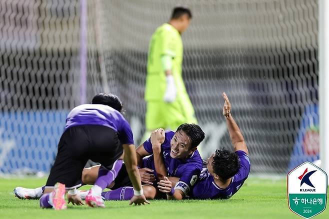 안양 김동진(가운데)이 21일 안산전에서 승리한 뒤 기쁨을 나누고 있다. 사진 | 한국프로축구연맹