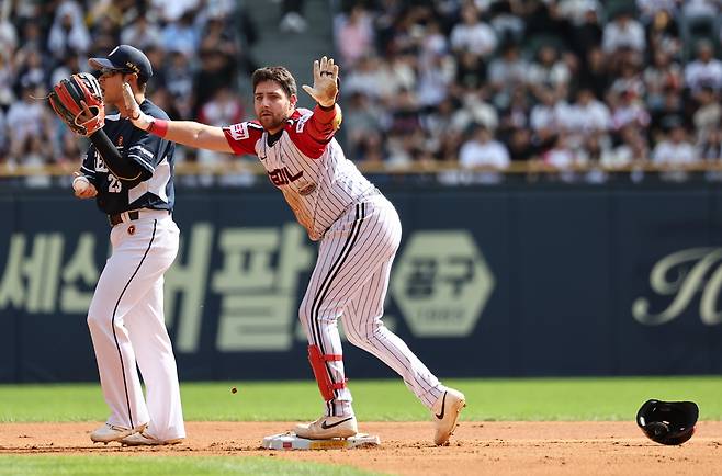 <YONHAP PHOTO-4301> 선취점 낸 LG 오스틴    (서울=연합뉴스) 류영석 기자 = 22일 서울 잠실야구장에서 열린 2024 KBO 프로야구 두산 베어스와 LG 트윈스의 경기.    1회말 무사 1,2루 상황에서 LG 오스틴이 1타점 적시타를 친 뒤 2루 베이스를 밟고 있다. 2024.9.22    ondol@yna.co.kr/2024-09-22 14:52:57/<저작권자 ⓒ 1980-2024 ㈜연합뉴스. 무단 전재 재배포 금지, AI 학습 및 활용 금지>