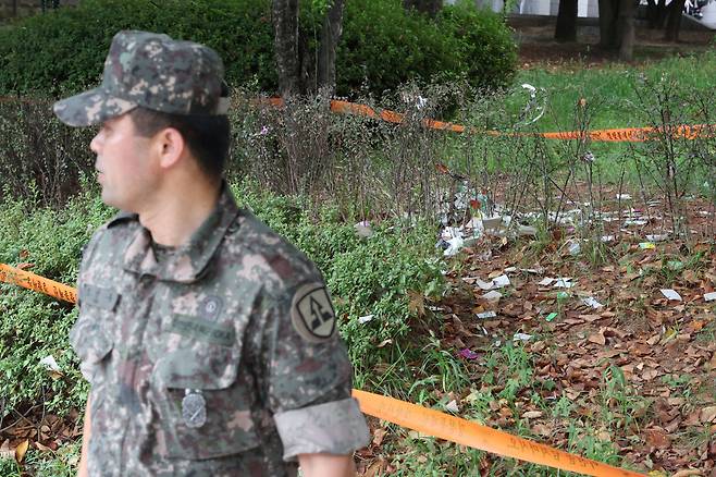 지난 5일 오전 서울 여의도 국회 의정관 인근에 북한이 살포한 오물풍선이 떨어져 관계자들이 현장을 통제하고 있다. 뉴스1