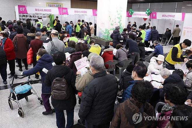 지난해 12월 13일 서울 마포구청에서 열린 '2023 마포구 노인 일자리 박람회'가 일자리를 구하려는 노인들로 북적이고 있다. ⓒ연합뉴스