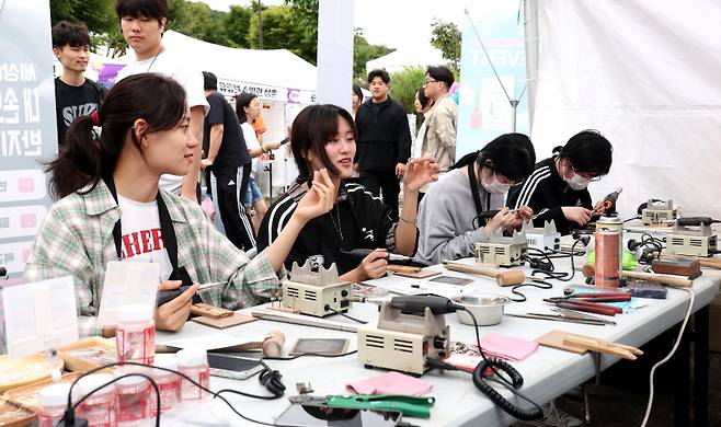 '2024 제8회 대한민국 청년의날 축제' 첫날 행사가 21일 서울 난지한강공원 젊음의광장에서 펼쳐졌다. 다양한 공공기관, 기업, 크리이이터 등이 참여한 부스와 푸드트럭 등이 설치된 행사장 주변에 많은 사람들이 찾아 체험행사와 경품행사를 즐기고 있다. 사단법인 청년과미래, 일간스포츠, 이코노미스트가 공동 주최하는 이번 축제는 21, 22일 이틀간 ▲크리에이터 페스티벌 ▲Youth 댄스 챌린지 ▲청년 치어리딩 챔피언십 등 다채로운 프로그램과 인기 아티스트들이 함께 하는 콘서트 ‘미유페’(Me+Youth Festival)가 하이라이트를 장식한다. 김민규 기자 mgkim1@edaily.co.kr /2024.09.21/