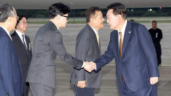 윤석열 대통령이 22일 성남 서울공항에서 체코 공식 방문을 마치고 귀국하며 마중 나온 국민의힘 한동훈 대표와 악수하고 있다. 대통령실사진기자단