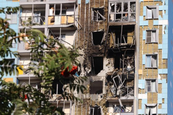 10일 모스크바 지역 라멘스코예에서 드론 공격으로 인해 손상된 주거용 건물. AFP=연합뉴스