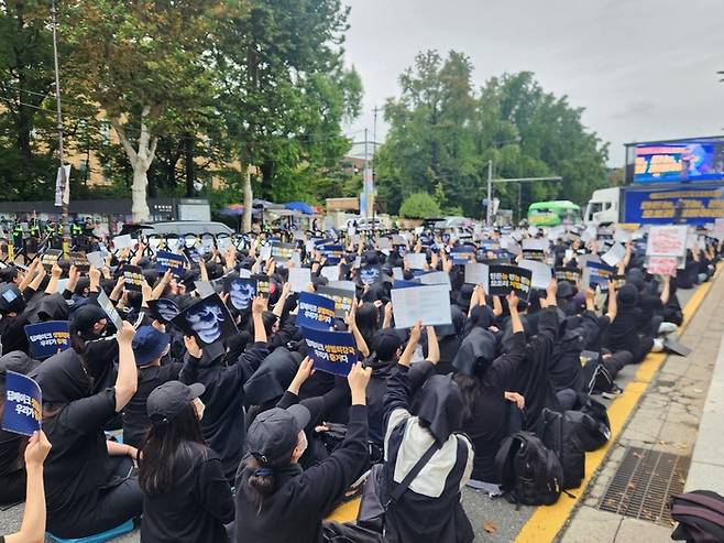 여성혐오폭력규탄공동행동은 21일 오후 서울 종로구 마로니에공원 앞 도로에서 ‘딥페이크 성착취물 엄벌 촉구’ 시위 벌이고 있다. 이날 집회에는 주최 측 추산 5천여명이 참가했다. 연합뉴스