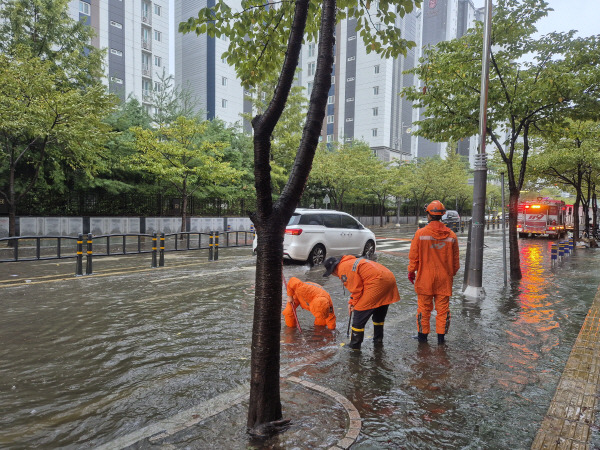 지난 21일 오전 8시49분 경남 양산시 물금읍 증산리 한 도로에서 소방 당국이 배수작업을 벌이고 있다. 경남소방본부 제공