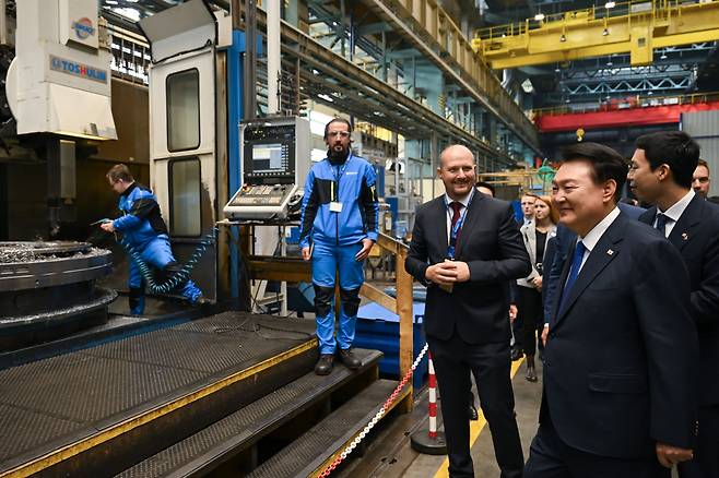 President Yoon Suk Yeol (second from right) inspects a production facility of Skoda JS, a Czech company dedicated to nuclear servicing and engineering, in Plzen, Czech Republic, Friday. (Pool photo via Yonhap)