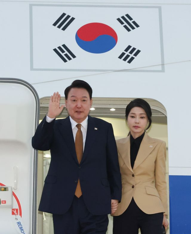 윤석열 대통령과 부인 김건희 여사가 체코 공식 방문 일정을 마치고 22일 오전 서울 성남공항을 통해 귀국했다. 뉴시스