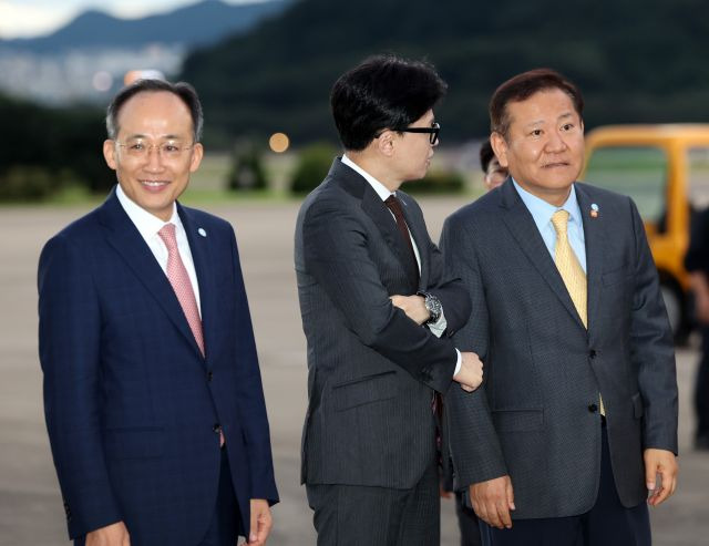 추경호 국민의힘 원내대표(왼쪽부터), 한동훈 대표, 이상민 행정안전부 장관이 체코 순방을 마치고 22일 오전 성남 서울공항으로 귀국하는 윤석열 대통령을 기다리고 있다. 연합뉴스