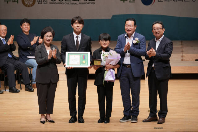 지난 12일 수원 SK아트리움에서 열린 제33회 성정음악콩쿠르 ‘위너 콘서트’에서 영재상을 수상한 바이올리니스트 박연후와 시상에 나선 첼리스트 문태국. 성정문화재단 제공