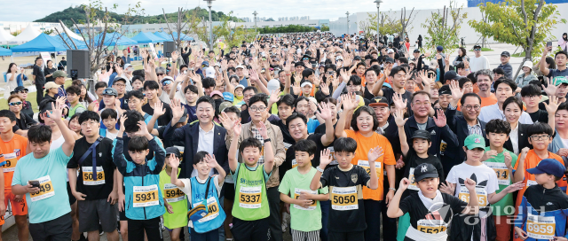 임병택 시흥시장, 김진경 경기도의회 의장, 오인열 시흥시의회 의장, 정원동 시흥시체육회장, 김영진 경기일보 상무이사 등이 5㎞ 코스 출발에 앞서 기념촬영을 하고 있다. 홍기웅기자