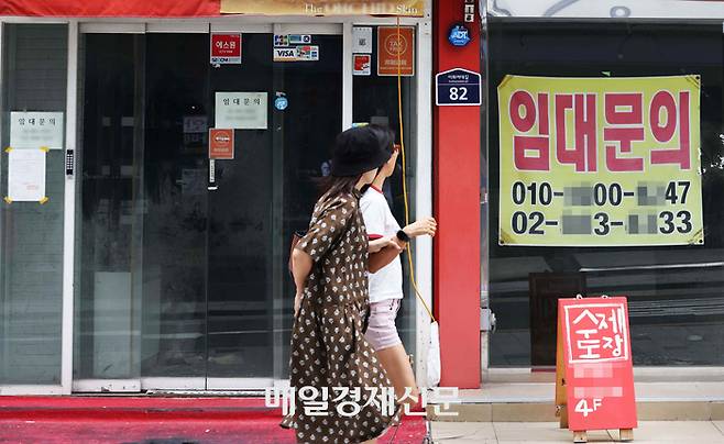 서울 서대문구 대학가의 한 점포에 임대 안내문이 붙어 있다. [한주형 기자]