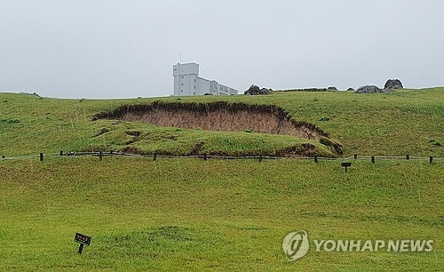 21일 경남 김해시 대성동고분 일부가 이날 내린 많은 비로 붕괴했다. [연합뉴스]