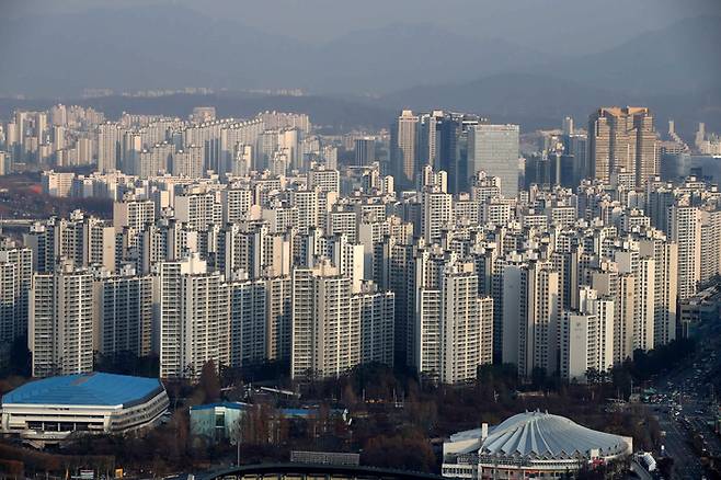 서울 강남 3구 아파트 청약 경쟁률이 세 자릿수에 이르는 것으로 나타났다. 사진은 강남, 송파구 일대 아파트 단지 전경. (매경DB)