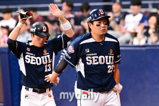 2024년 5월 7일 서울 고척스카이돔에서 진행된 '2024 신한 SOL 뱅크 KBO 리그' 두산-키움의 경기.두산 양의지가 5회초 1사 1,2루에서 양석환의 적시타 때 추가점을 올린 뒤 동료들과 기뻐하고 있다./마이데일리