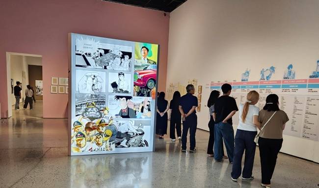 허영만 작가의 특별전에 연일 많은 관람객으로 붐비고 있다. /박대성 기자.