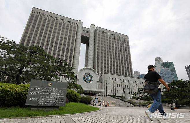 [서울=뉴시스] 22일 법원에 따르면 서울중앙지법 형사12단독 구창규 판사는 지난달 14일 폭행 혐의로 기소된 주한미군 A씨에게 벌금 300만원을 선고했다. (사진=뉴시스DB) 2024.09.22.